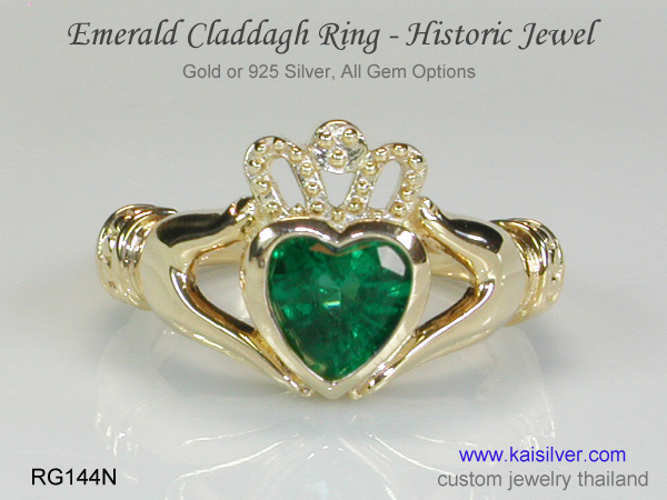 emerald claddagh ring